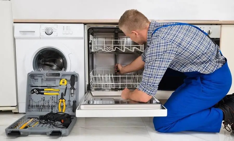 Torbalı Miele servisi teknisyen ekibi beyaz eşya tamiri yaparken